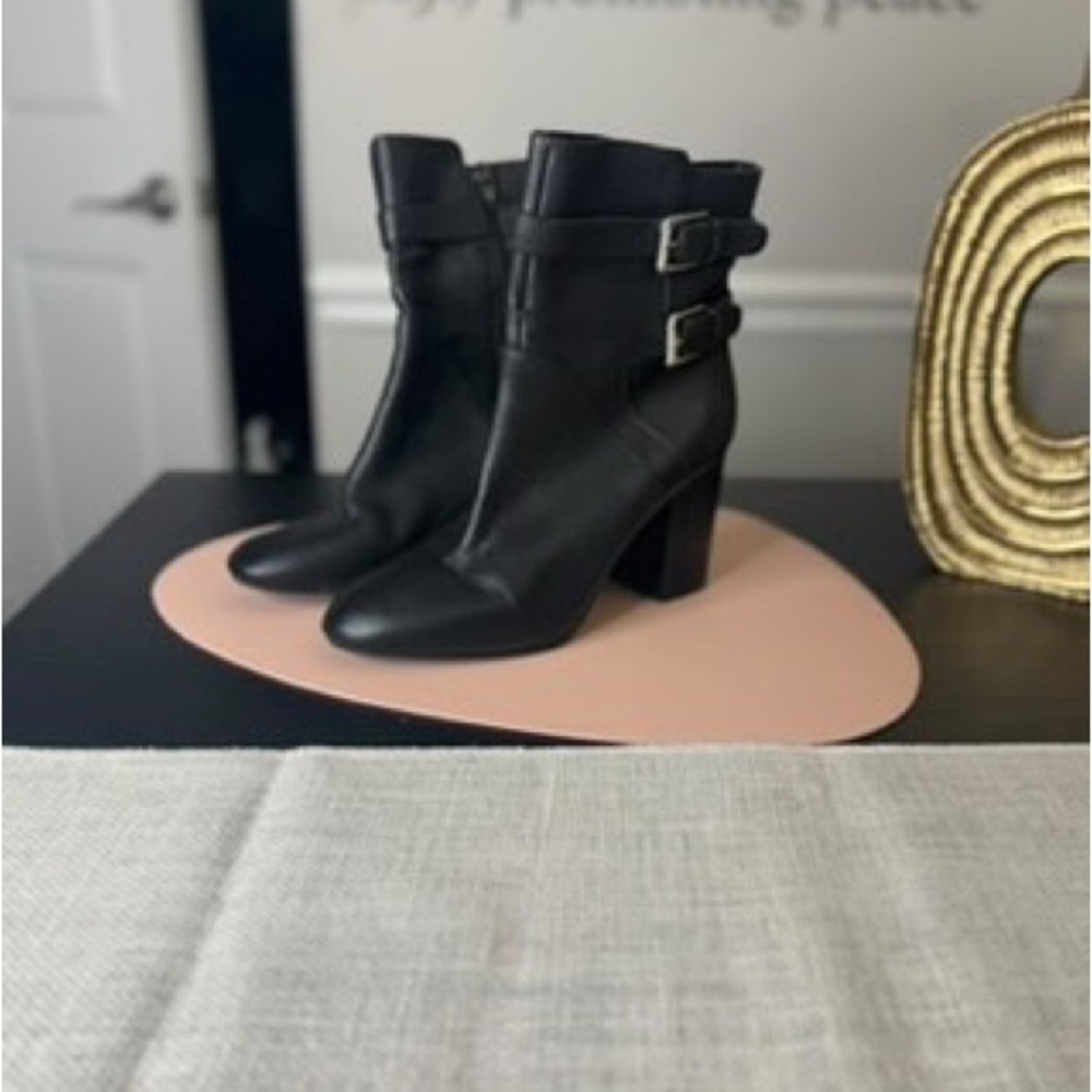 Nine West Black Heeled Boots with Sleek Design